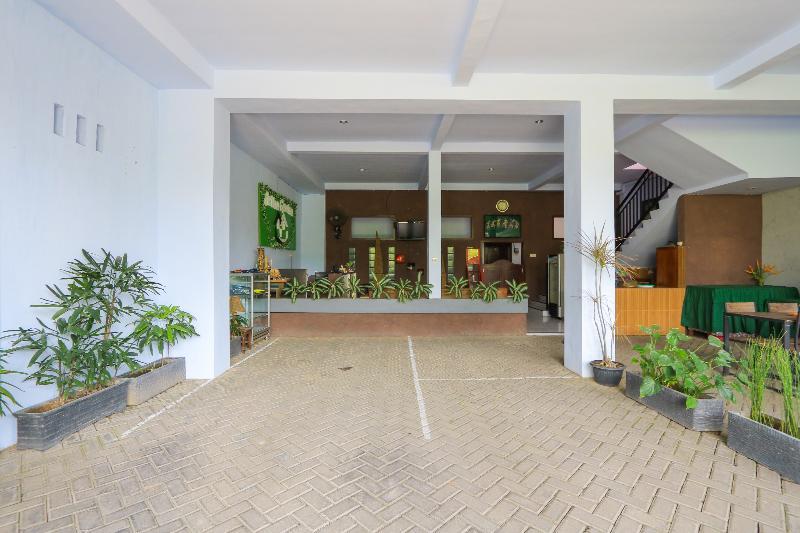 Oyo 2453 Artha Graha Vip Hotel Banyuwangi  Exterior photo